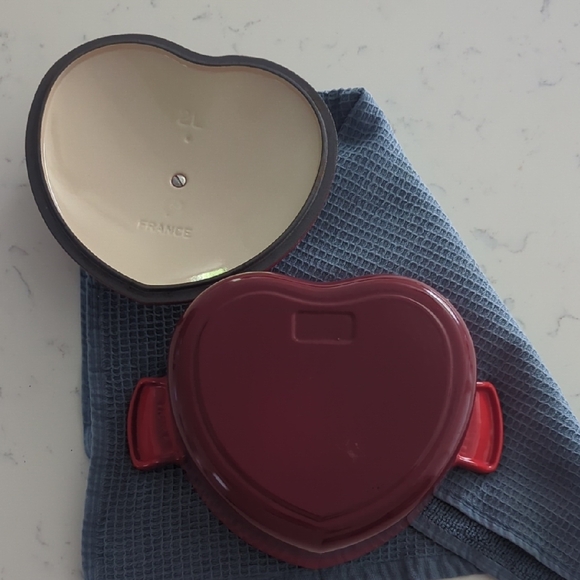 Le Creuset Red Heart-Shaped Dutch Oven - Picture 5 of 5